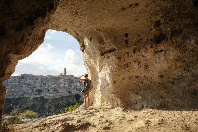 <div class="buttonTitle"><div class="roundedlIcon white mbianco mprest"></div></div>On the Cover: Hiking in Italy