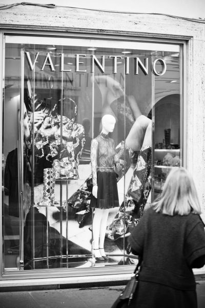 <div class="buttonTitle"><div class="roundedlIcon white mbianco mprest"></div></div>Italy’s Runway to the World: Iconic Fashion Brands Born in Italy