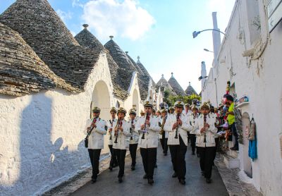 <div class="buttonTitle"><div class="roundedlIcon white mbianco mprest"></div></div>Summer Festivals in Puglia: Celebrating Tradition Under the Mediterranean Sky