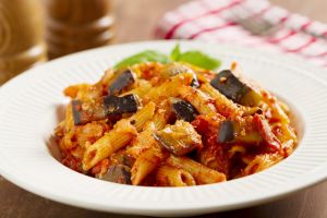 <div class="buttonTitle"><div class="roundedlIcon white mbianco mprest"></div></div>In the Cucina with La Gazzetta: Pasta alla Norma