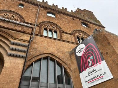 <div class="buttonTitle"><div class="roundedlIcon white mbianco mprest"></div></div>Umbria Jazz Winter in Orvieto