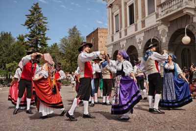 <div class="buttonTitle"><div class="roundedlIcon white mbianco mprest"></div></div>Festivals in Italy in June: A Celebration of Culture, Music, and Tradition