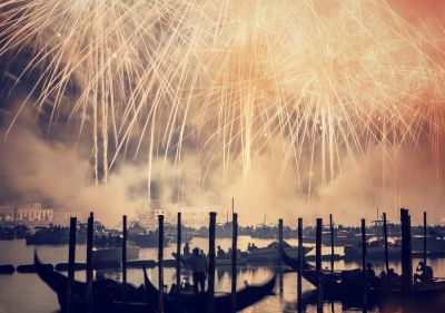 <div class="buttonTitle"><div class="roundedlIcon white mbianco mprest"></div></div>Italian Fireworks: A History of Light, Celebration, and Tradition Through the Centuries