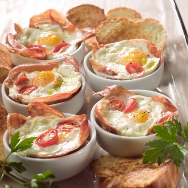 Baked Eggs in Prosciutto Cups