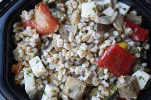 <div class="buttonTitle"><div class="roundedlIcon white mbianco mprest"></div></div>In the Cucina with La Gazzetta: Insalata di Farro con Verdure Grigliate
