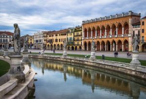 <div class="buttonTitle"><div class="roundedlIcon white mbianco mprest"></div></div>On the Cover: Prato della Valle