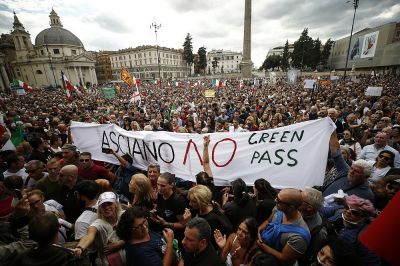 <div class="buttonTitle"><div class="roundedlIcon white mbianco mprest"></div></div>Thousands of demonstrators marched to protest Italy’s new “Green Pass”