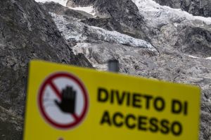 A glacier in the Mont Blanc massif threaten to break off