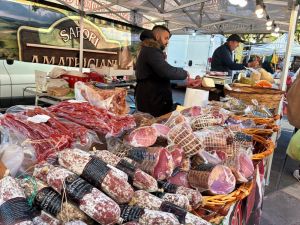 <div class="buttonTitle"><div class="roundedlIcon white mbianco mprest"></div></div>la Fiera